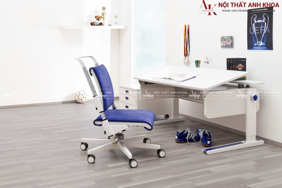 Phối hợp ghế ergonomic và bàn học màu trắng đơn giản Phối hợp ghế ergonomic và bàn học màu trắng đơn giản