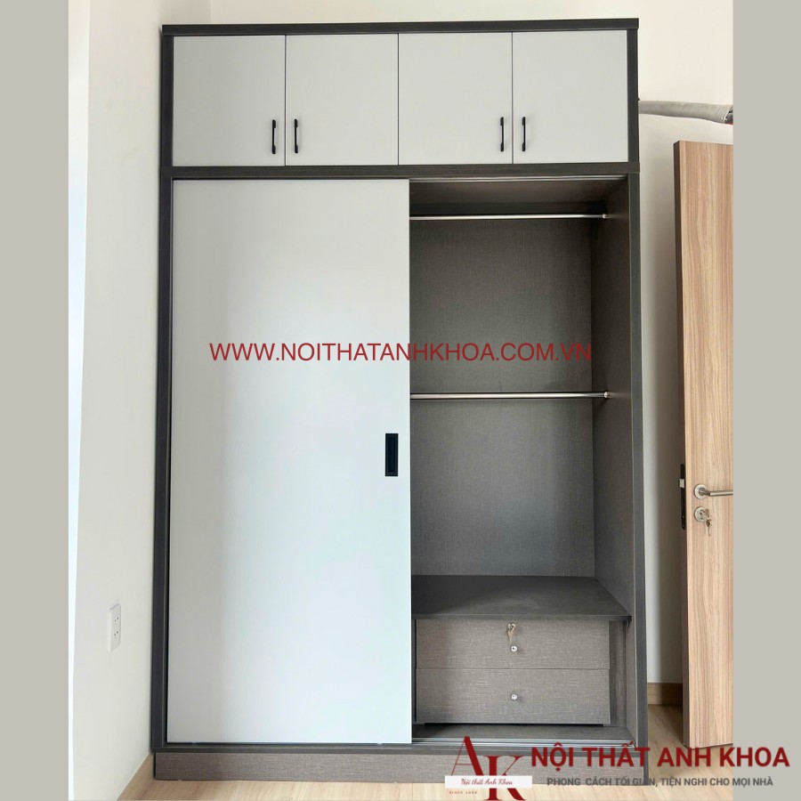 Thanh treo inox chắc chắn của tủ áo cửa lùa gỗ công nghiệp màu xám giá rẻ Thanh treo inox chắc chắn của tủ áo cửa lùa gỗ công nghiệp màu xám giá rẻ