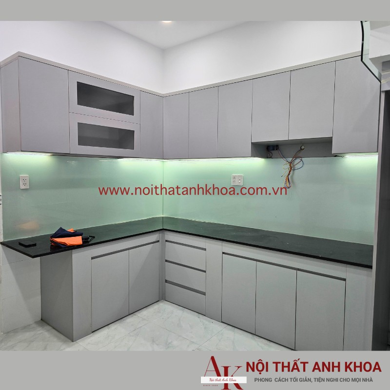 Tủ bếp chữ L gỗ mdf chống ẩm màu xám trắng Tủ bếp chữ L gỗ mdf chống ẩm màu xám trắng