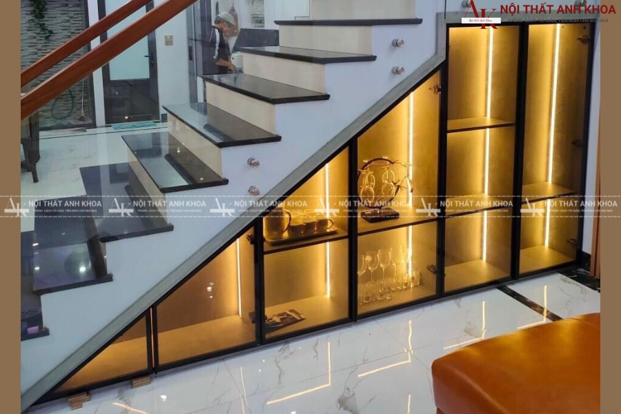 Tủ cầu thang kín đáo kết hợp chiếu sáng - Thêm lung linh, thêm tiện ích Tủ cầu thang kín đáo kết hợp chiếu sáng - Thêm lung linh, thêm tiện ích