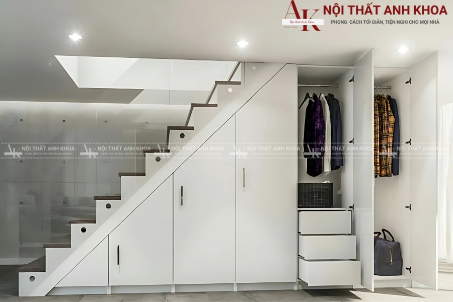 Tủ cầu thang tận dụng làm quần áo hoặc tủ chứa đồ theo mùa Tủ cầu thang tận dụng làm quần áo hoặc tủ chứa đồ theo mùa