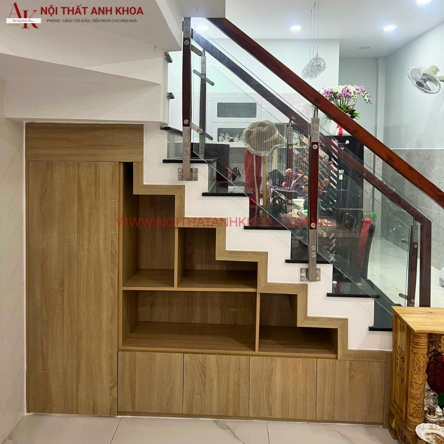 Tủ cầu thang được làm từ gỗ công nghiệp cứng cáp, bền bỉ Tủ cầu thang được làm từ gỗ công nghiệp cứng cáp, bền bỉ