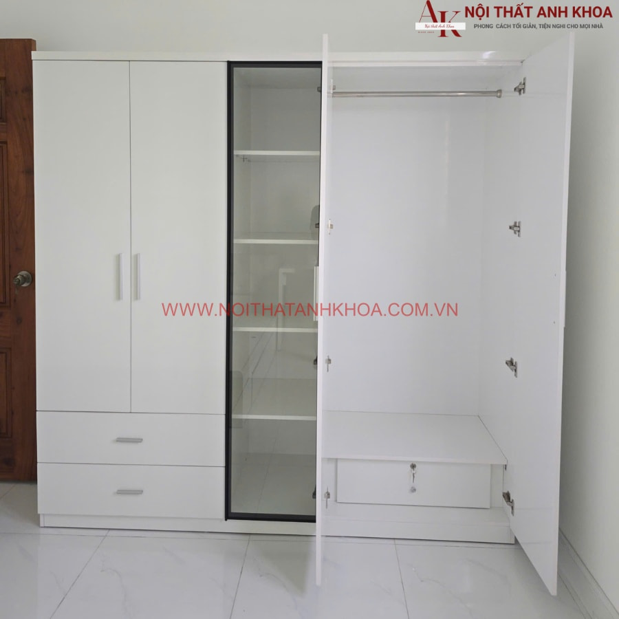 Không gian lưu trữ rộng rãi của tủ quần áo 5 cánh Không gian lưu trữ rộng rãi của tủ quần áo 5 cánh