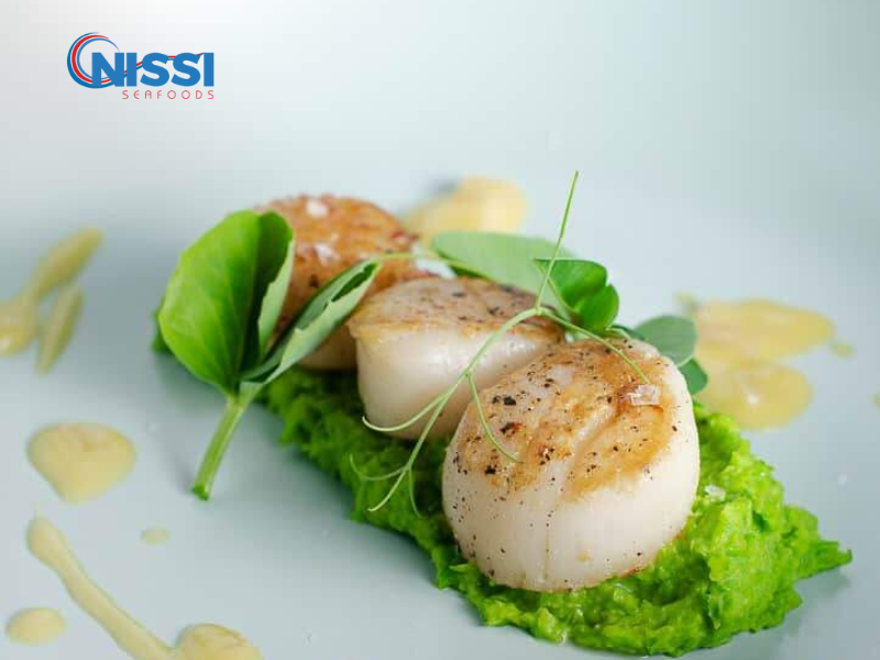 หอยเชลล์ย่างกับซอสถั่วลันเตาและเนย หอยเชลล์ย่างกับซอสถั่วลันเตาและเนย