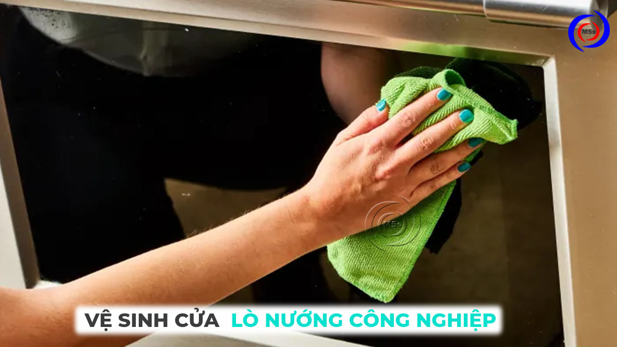 Vệ sinh cửa lò nướng công nghiệp Vệ sinh cửa lò nướng công nghiệp