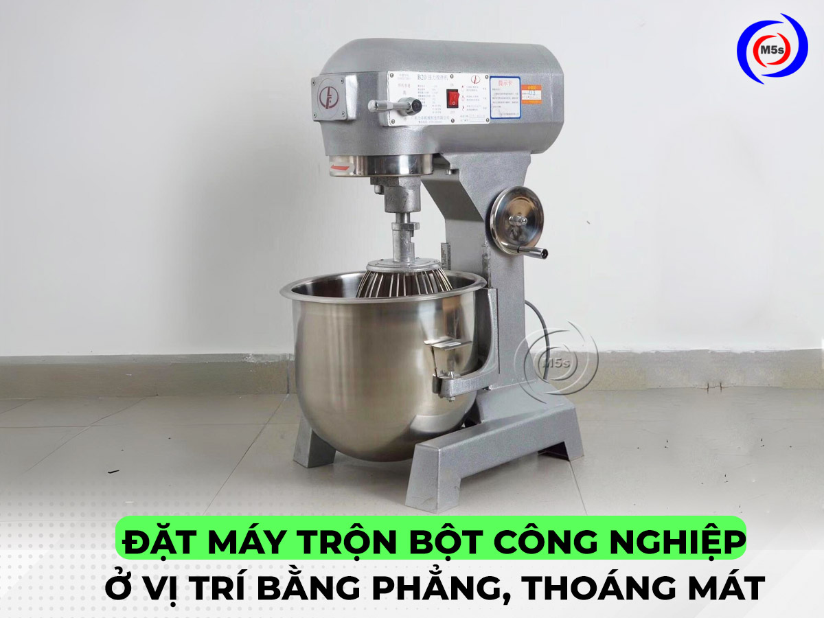 Đặt máy trộn bột ở vị trí bằng phẳng và thoáng mát Đặt máy trộn bột ở vị trí bằng phẳng và thoáng mát