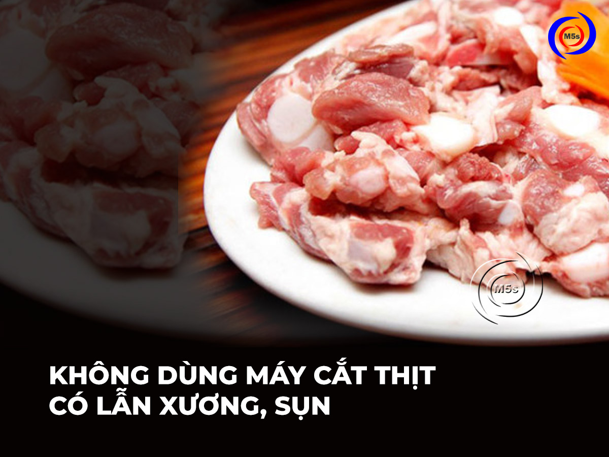 Không dùng máy để cắt thịt có lẫn xương Không dùng máy để cắt thịt có lẫn xương