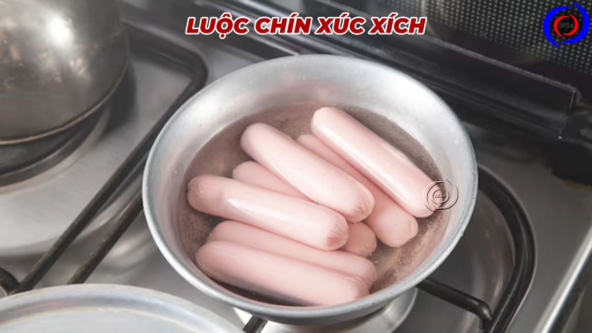 Luộc chín xúc xích