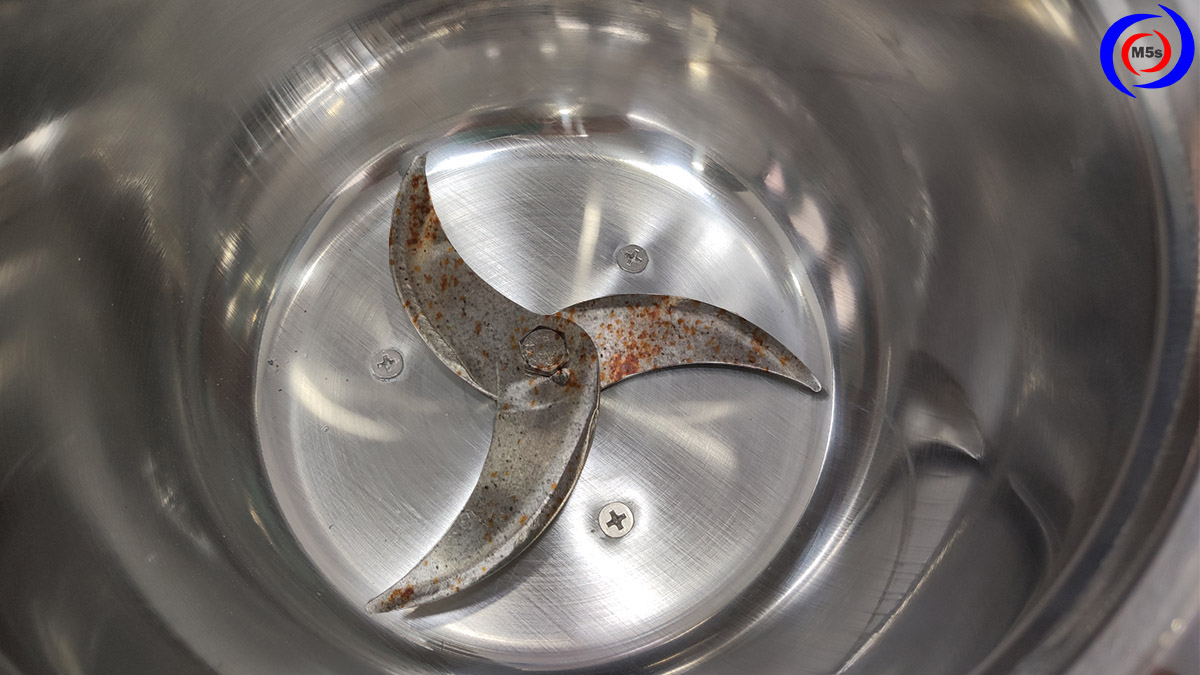 Lưỡi dao máy xay giò chả bị gỉ sét Lưỡi dao máy xay giò chả bị gỉ sét