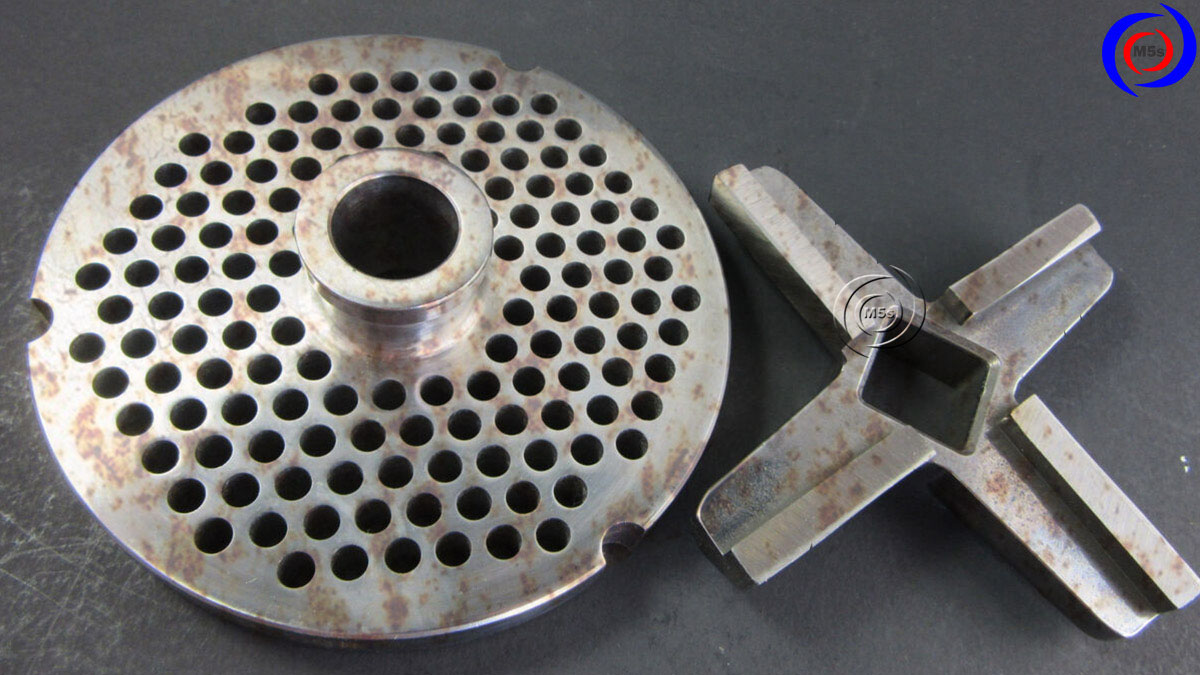 Lưỡi dao và trục xoắn bị mòn, gỉ sét Lưỡi dao và trục xoắn bị mòn, gỉ sét