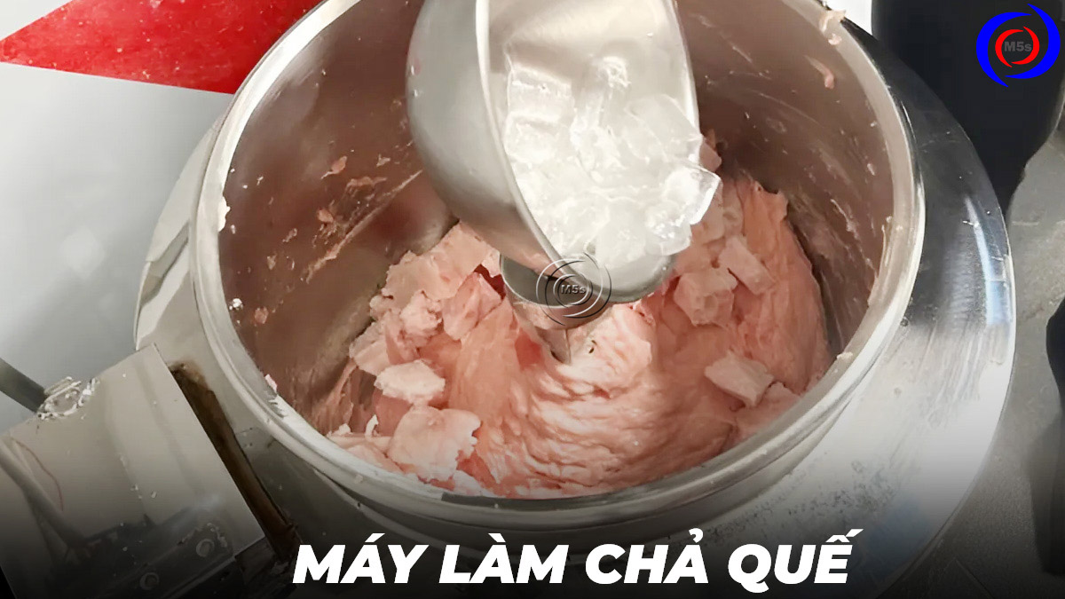 Xay thịt làm chả quế Xay thịt làm chả quế