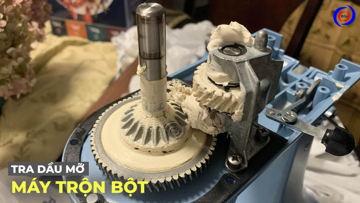 Tra dầu mỡ cho máy trộn bột Tra dầu mỡ cho máy trộn bột