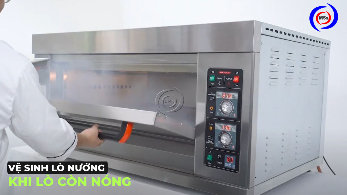 Không nên vệ sinh lò nướng khi lò còn nóng Không nên vệ sinh lò nướng khi lò còn nóng