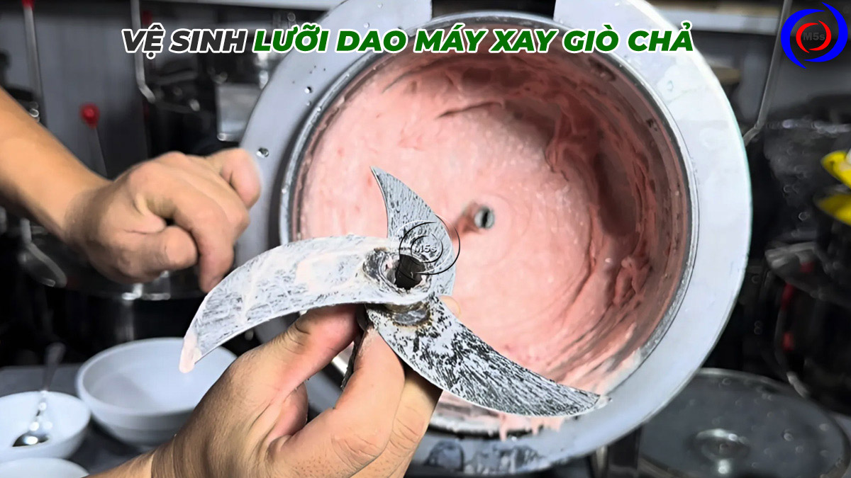 Vệ sinh lưỡi dao máy xay giò chả Vệ sinh lưỡi dao máy xay giò chả