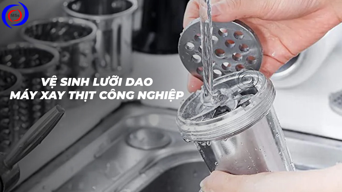 Vệ sinh lưỡi dao máy xay thịt công nghiệp Vệ sinh lưỡi dao máy xay thịt công nghiệp