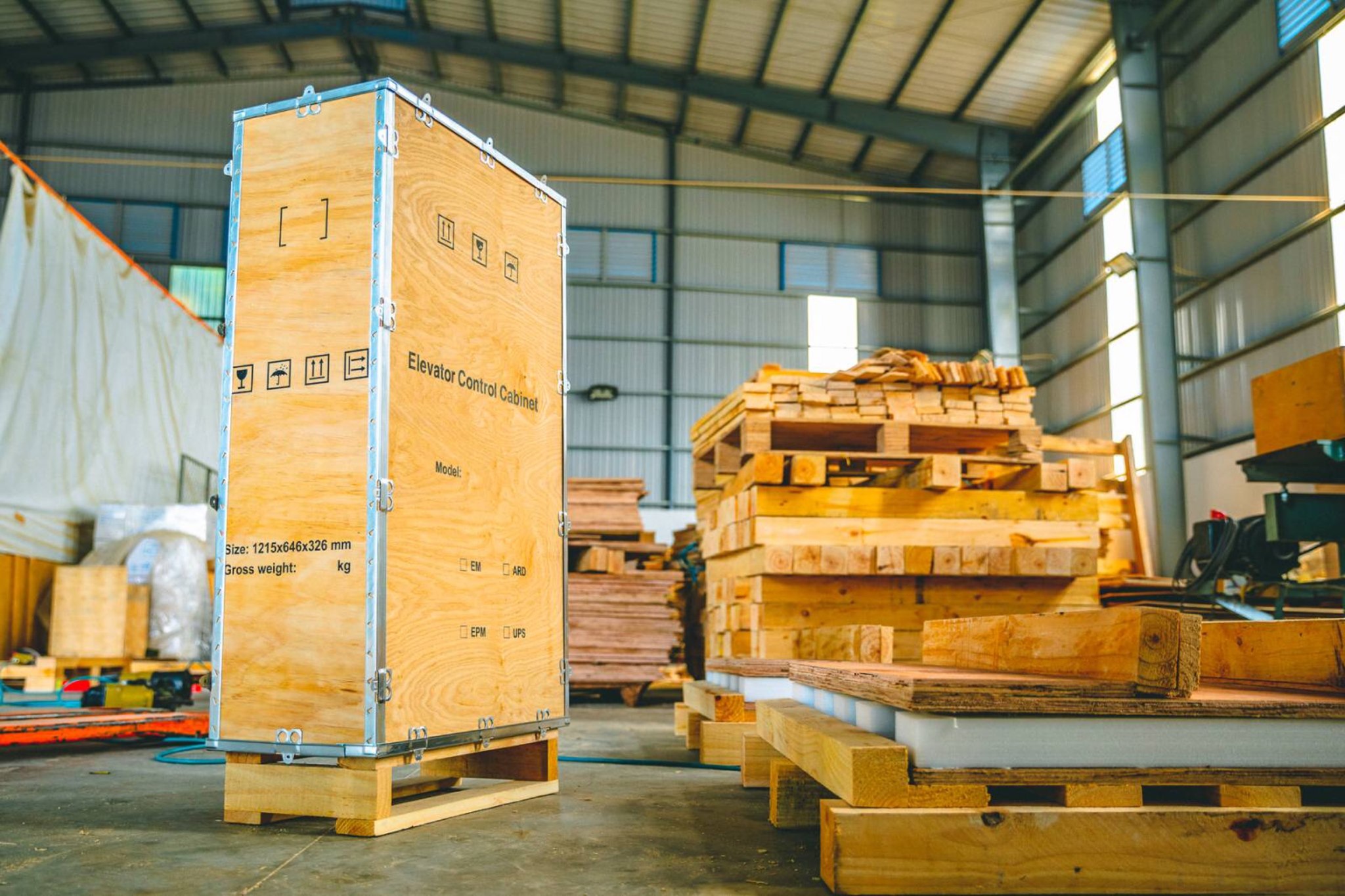 Pallet box is specially designed with an easy-to-lift base for use with forklifts or similar equipment. Pallet box is specially designed with an easy-to-lift base for use with forklifts or similar equipment.