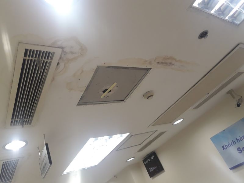 Dàn lạnh âm trần chảy nước gây hư hỏng trần Dàn lạnh âm trần chảy nước gây hư hỏng trần