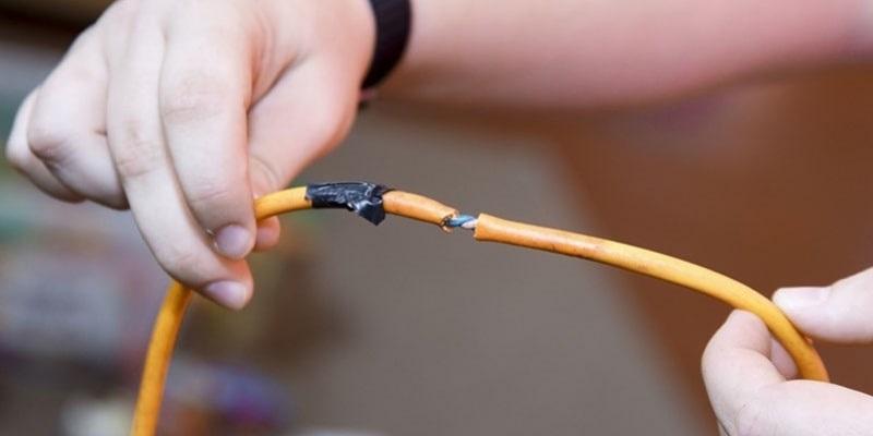 Dây điện bị hở, đứt hoặc bị côn trùng cắn gây chạm chập Dây điện bị hở, đứt hoặc bị côn trùng cắn gây chạm chập