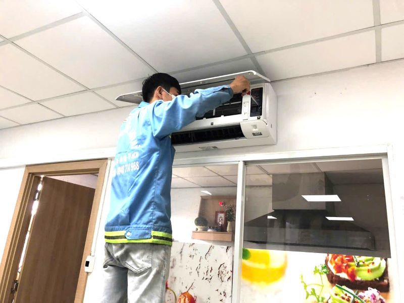 Dịch vụ vệ sinh máy lạnh treo tường Dịch vụ vệ sinh máy lạnh treo tường