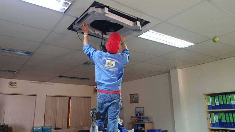 Nhân viên công ty Đức Anh Mỹ sửa máy lạnh âm trần Daikin báo lỗi A3 Nhân viên công ty Đức Anh Mỹ sửa máy lạnh âm trần Daikin báo lỗi A3
