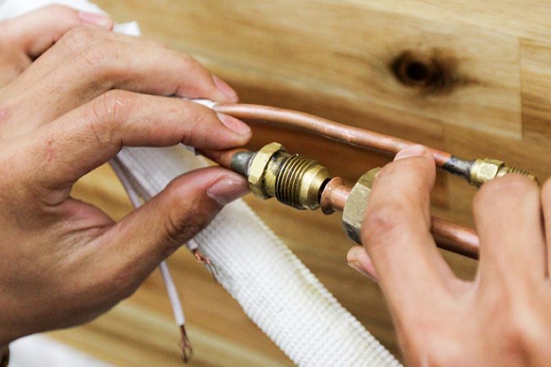 Kết nối điện và đường ống dàn lạnh Kết nối điện và đường ống dàn lạnh