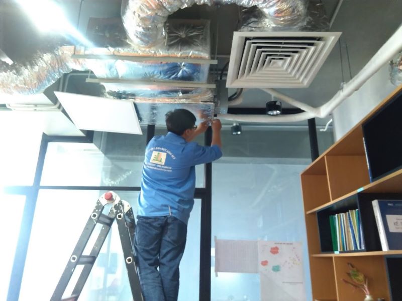 Dịch vụ vệ sinh máy lạnh âm trần nối ống gió Dịch vụ vệ sinh máy lạnh âm trần nối ống gió