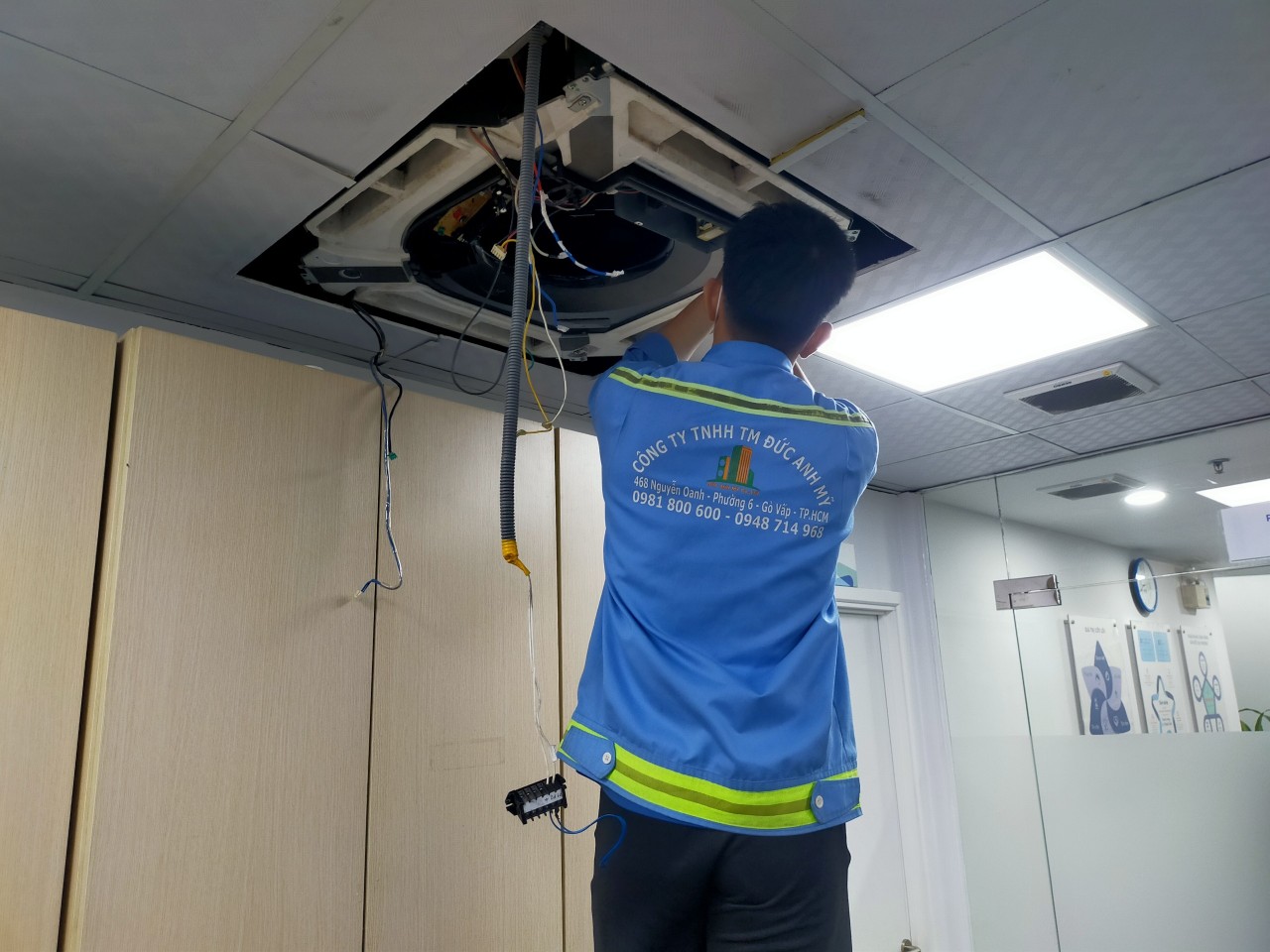 Chuyên viên kỹ thuật được đào tạo chuyên nghiệp về việc sửa chữa máy lạnh Chuyên viên kỹ thuật được đào tạo chuyên nghiệp về việc sửa chữa máy lạnh