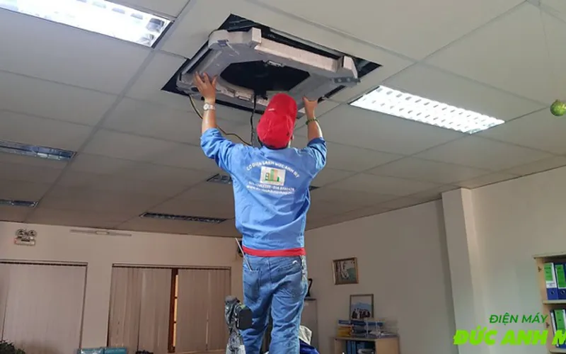 Vệ sinh điều hoà âm trần: Những lưu ý cần biết để duy trì không gian mát mẻ