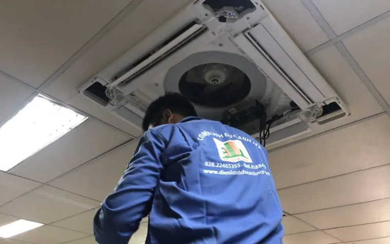 Hướng dẫn vệ sinh máy lạnh âm trần một cách đơn giản và hiệu quả