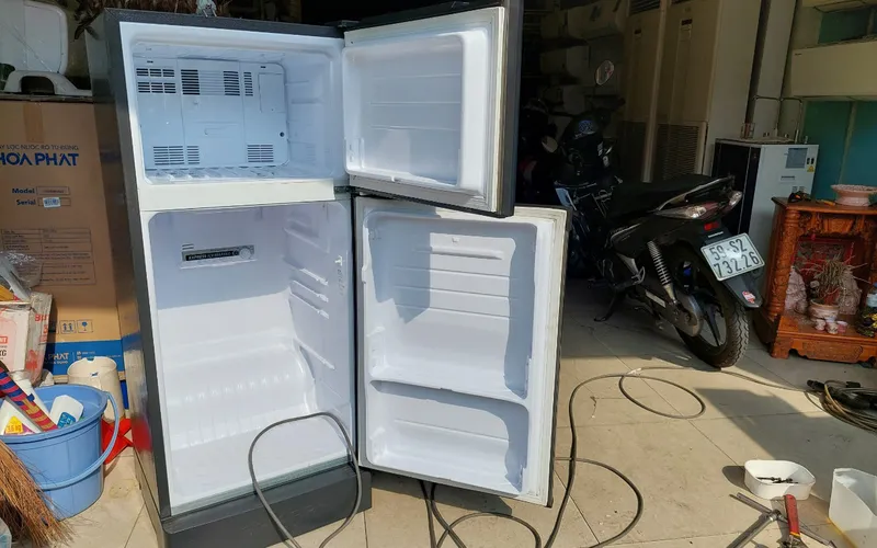 Vệ sinh tủ lạnh tại nhà TPHCM giá rẻ, có mặt sau 30 phút gọi