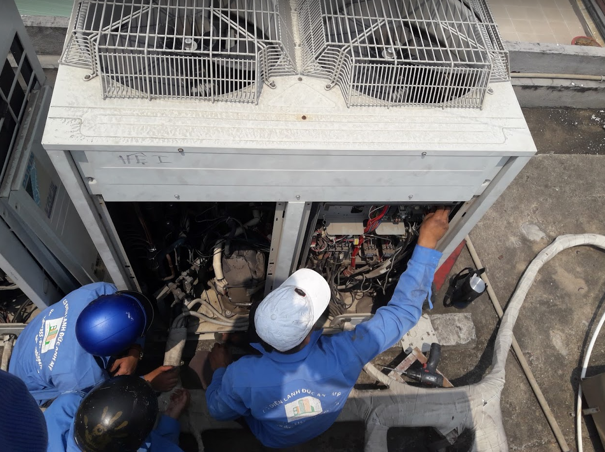 Vệ sinh máy lạnh công nghiệp Vệ sinh máy lạnh công nghiệp