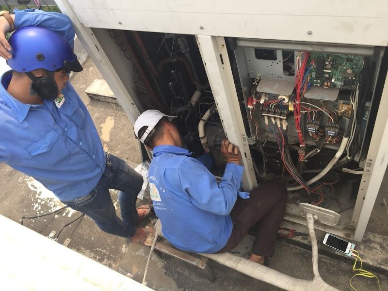 Vệ sinh dàn nóng máy lạnh trung tâm VRV Vệ sinh dàn nóng máy lạnh trung tâm VRV