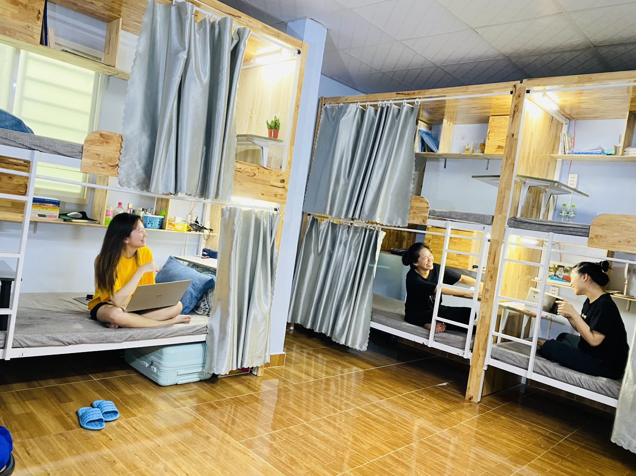 Happy House tự hào mang đến cho bạn những phòng trọ mới xây, rộng rãi, đẹp mắt và sạch sẽ, với mức giá vô cùng hợp lý Happy House tự hào mang đến cho bạn những phòng trọ mới xây, rộng rãi, đẹp mắt và sạch sẽ, với mức giá vô cùng hợp lý