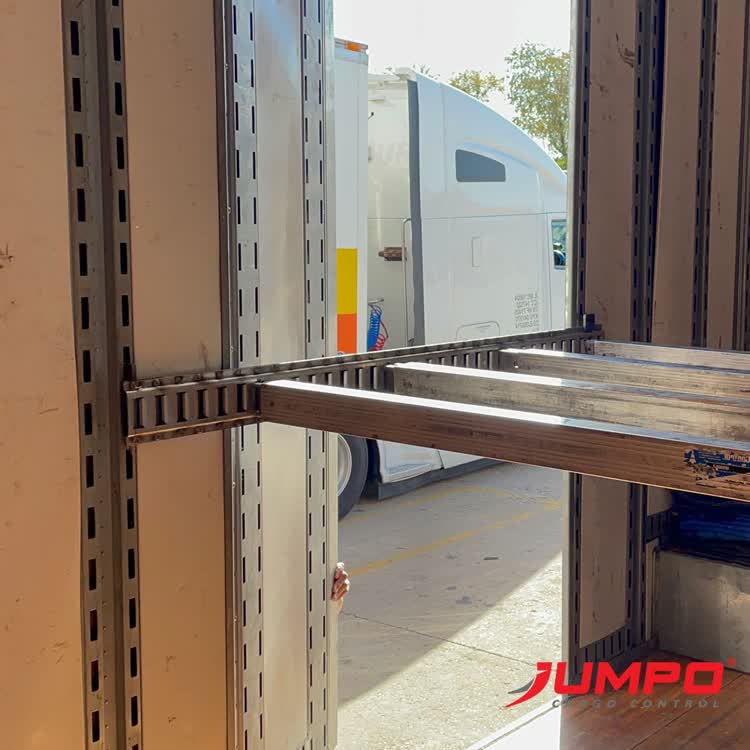 Lợi ích khi lắp ray E-Track trong thùng xe đông lạnh là có thể tùy chỉnh chằng hàng chia tầng linh hoạt Lợi ích khi lắp ray E-Track trong thùng xe đông lạnh là có thể tùy chỉnh chằng hàng chia tầng linh hoạt