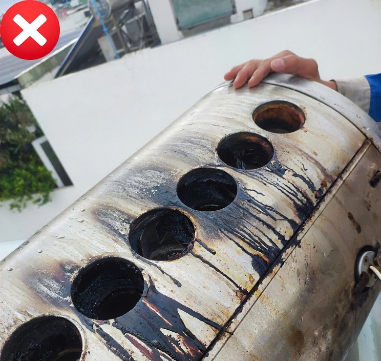 Bình bảo ôn máy nước nóng lâu năm đóng cặn bẩn Bình bảo ôn máy nước nóng lâu năm đóng cặn bẩn