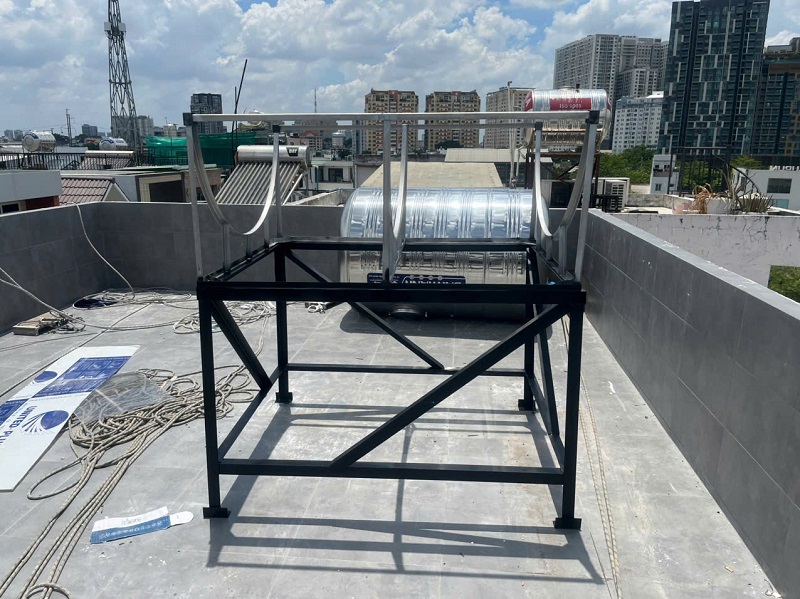 Hàn chân Cao Bồn nước inox và Sơn Lớp Phủ màu Đen Chống rỉ Hàn chân Cao Bồn nước inox và Sơn Lớp Phủ màu Đen Chống rỉ