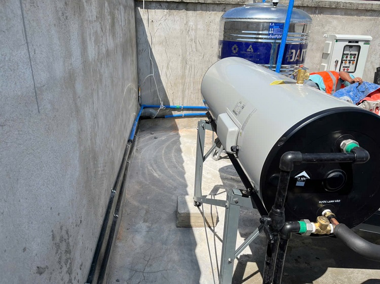 Mặt sau Máy nước nóng Solahart 150L tại Bình Dương Mặt sau Máy nước nóng Solahart 150L tại Bình Dương