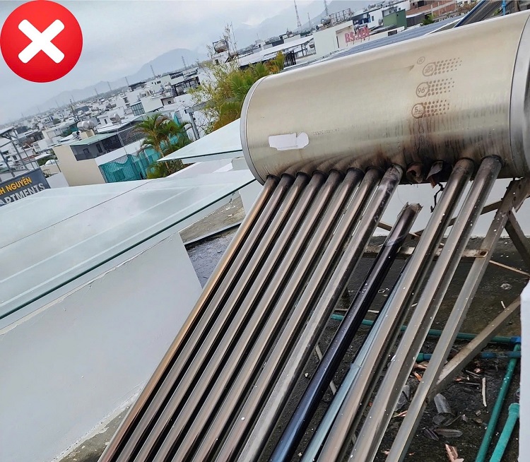 Máy nước nóng mặt trời bị vỡ ống thủy tinh Máy nước nóng mặt trời bị vỡ ống thủy tinh