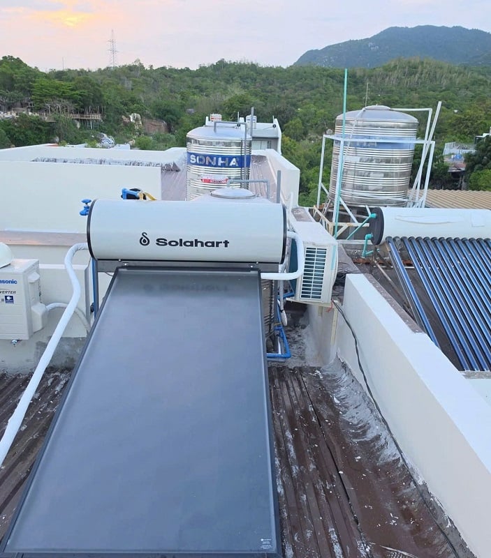 Bàn giao Máy nước nóng Solahart 150L trên mái nghiêng Bàn giao Máy nước nóng Solahart 150L trên mái nghiêng