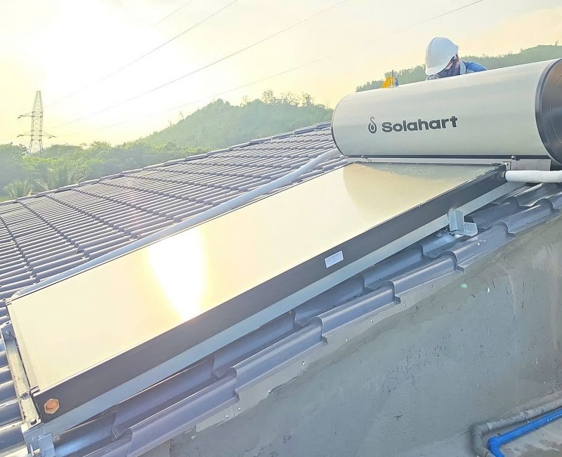 Bàn giao Máy nước nóng Solahart 150L trên mái ngói Bàn giao Máy nước nóng Solahart 150L trên mái ngói