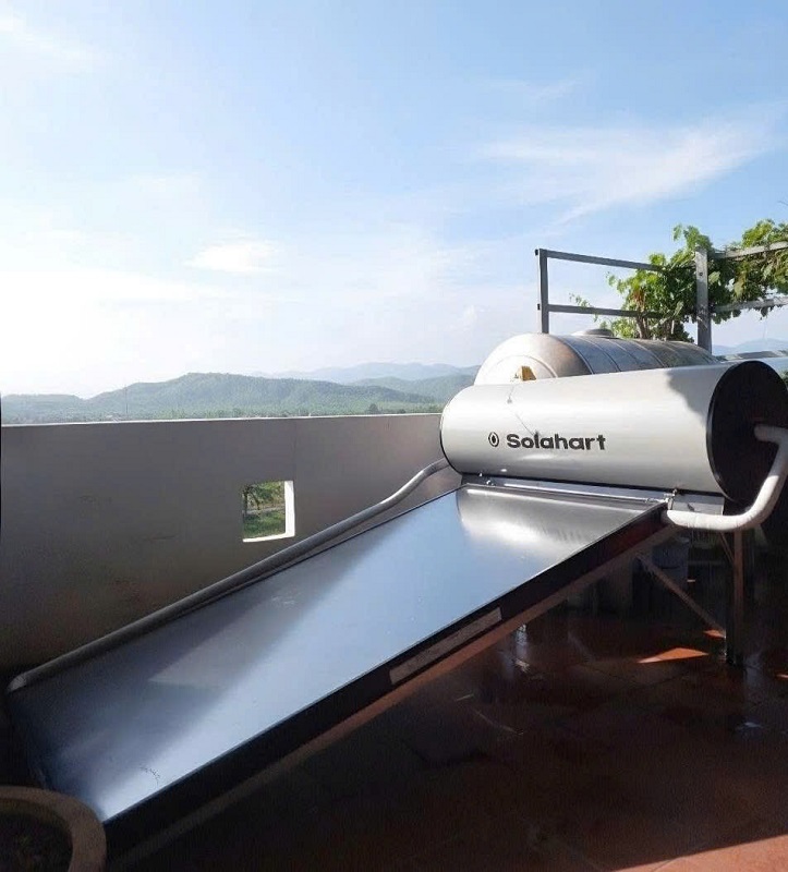 Bàn giao Máy nước nóng Solahart 150L trên mái sàn Bàn giao Máy nước nóng Solahart 150L trên mái sàn