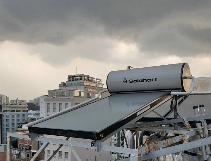Lắp đặt Máy nước nóng năng lượng mặt trời Solahart Sunheat trên mái ngói Lắp đặt Máy nước nóng năng lượng mặt trời Solahart Sunheat trên mái ngói