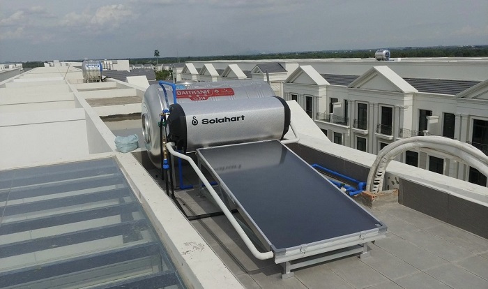 Máy nước nóng mặt trời Solahart Premium 180L trên mặt sàn Máy nước nóng mặt trời Solahart Premium 180L trên mặt sàn