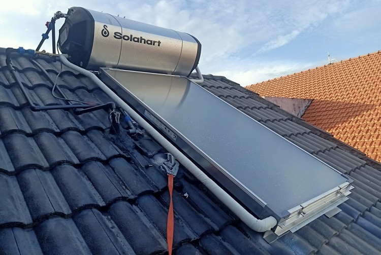 Máy nước nóng Solahart 180L lắp trên mái ngói Máy nước nóng Solahart 180L lắp trên mái ngói