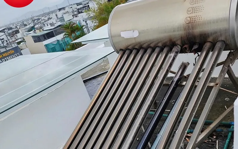 Nguyên nhân và cách khắc phục máy nước nóng mặt trời bị rỉ nước