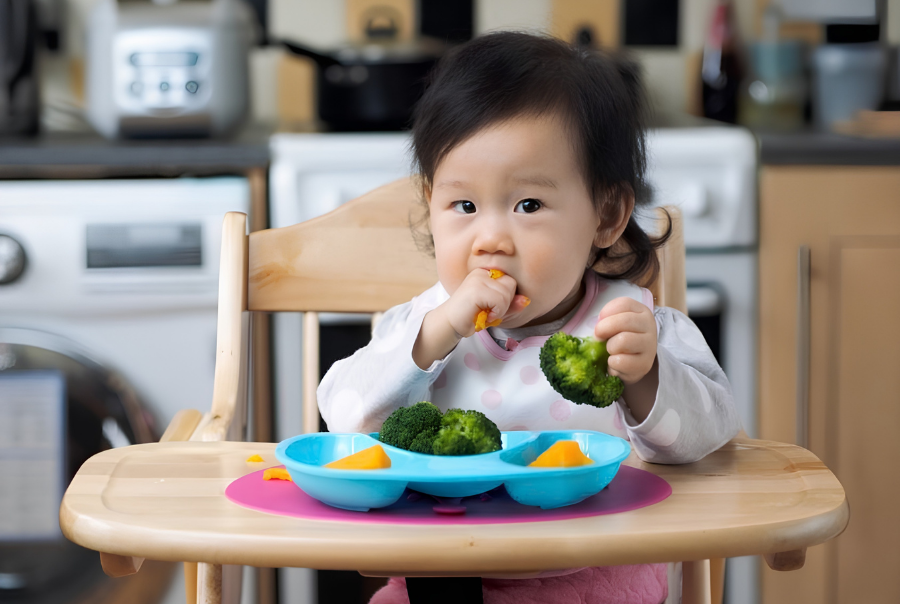 Ăn Dặm BLW Là Gì? Những Điều Ba Mẹ Cần Biết Trước Khi Cho Bé Bắt Đầu Ăn Dặm BLW Là Gì? Những Điều Ba Mẹ Cần Biết Trước Khi Cho Bé Bắt Đầu
