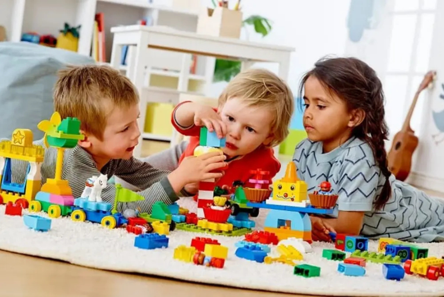 Các bé chơi ghép hình đơn giản Các bé chơi ghép hình đơn giản