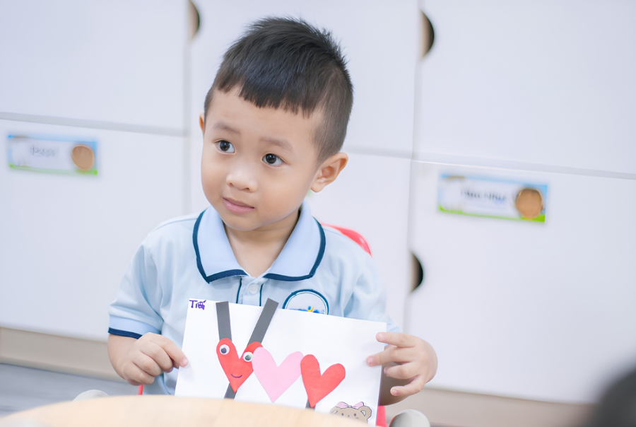 Bé học chữ cái Bé học chữ cái