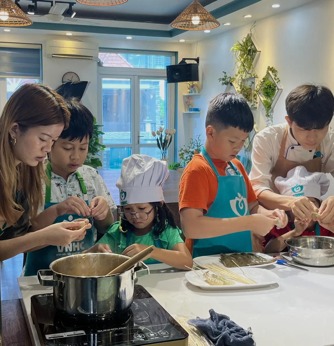 CHEF NHÍ ẨM THỰC BỐN PHƯƠNG