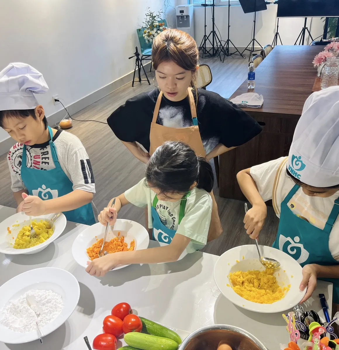 CHEF NHÍ ẨM THỰC BỐN PHƯƠNG